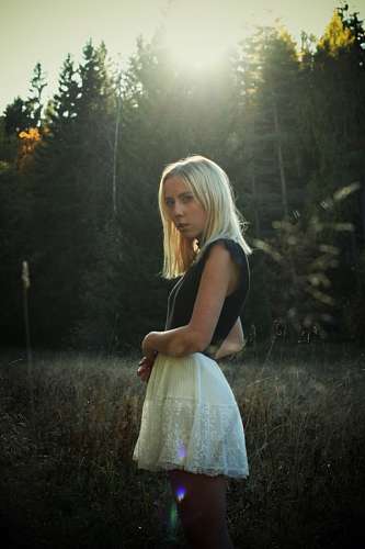 Mujer en el bosque al atardecer