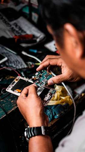 pc persona reparando un celular roto