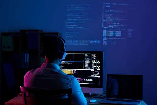 internet Hombre programador codificando 