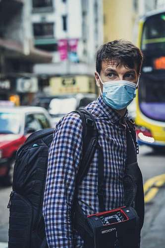enfermedad primer plano de hombre usando protección en la ciudad