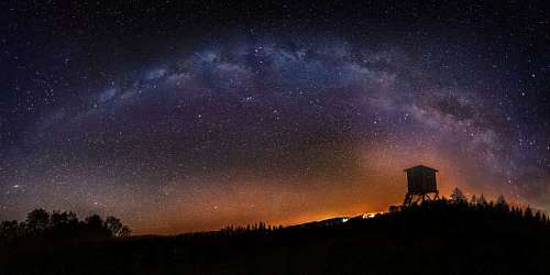 profundo Paisaje nocturno con la via lactea de fondo