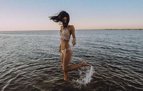 angeles Mujer jugando en el mar
