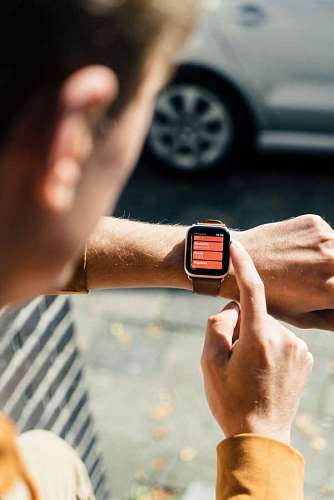 primer plano de un hombre mirando su reloj en la calle