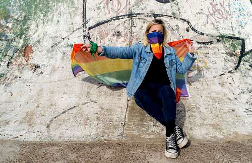 transexual Una mujer con aislamiento social y bandera LGBT