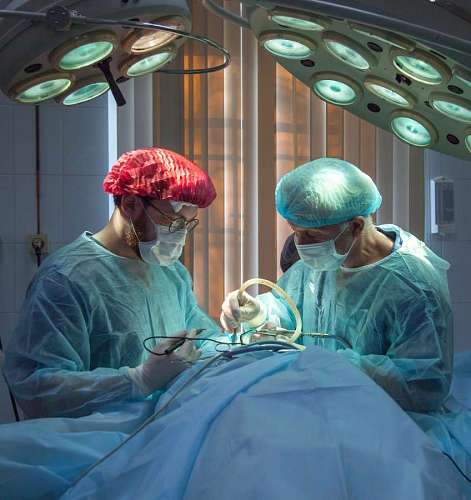 cuidado de la salud cirujanos realizando una cesárea