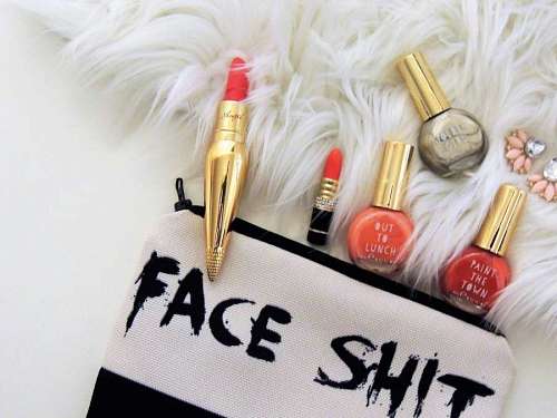 lapiz labial Dos lápices labiales rojos y tres botellas de esmalte de uñas de colores surtidos