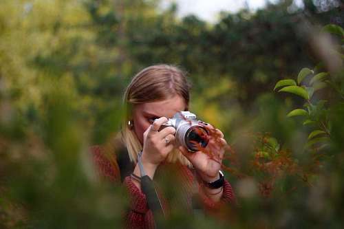 Mujer joven fotografiando la naturaleza