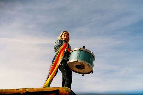 transexual Joven mujer con bandera LGBT Manifestandose