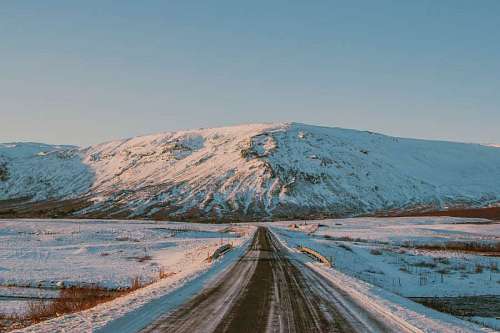 montanas nevadas Carretera en paisaje nevado