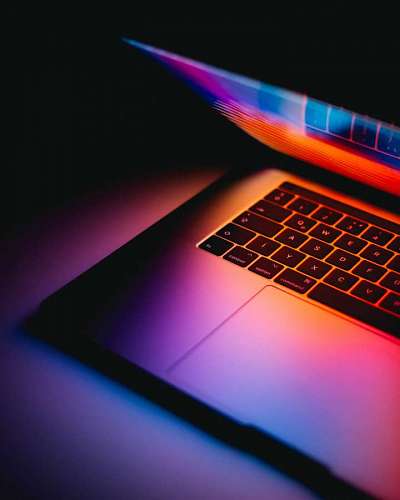 teclados Colores en la pantalla de una laptop