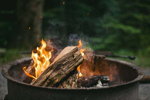 cubierto Fogonero con fuego encendido