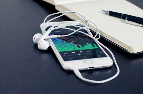 telefono inteligente Iphone con sus auriculares 