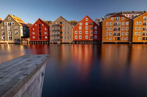 Casas coloridas frente a un canal en Amsterdam
