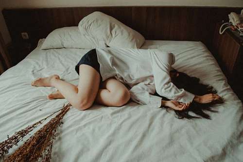 Mujer triste en la cama