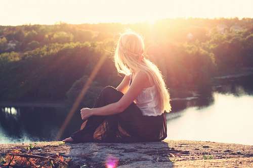 Mujer en el bosque al atardecer