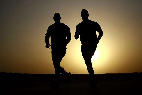 dos hombres Running al atardecer