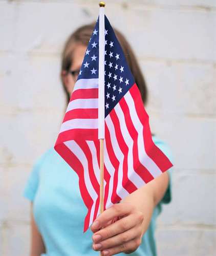 bandera Mujer sosteniendo bandera de Estados Unidos