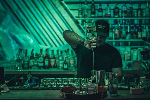 barman preparando tragos de bebida blanca
