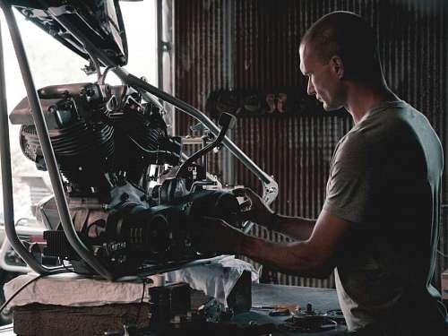 reparacion primer plano de un mecanico reparando un motor