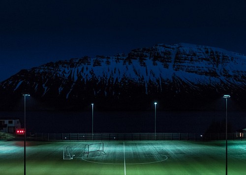 estadio de futbol con montañas de fondo