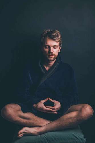 Hombre joven meditando 