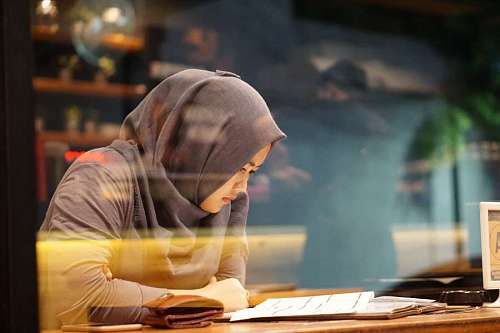 etnico mujer con burka estudiando