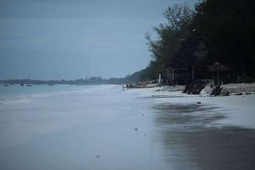 Hermosa imagen del crepúsculo cerca de la playa de Zanzíbar.