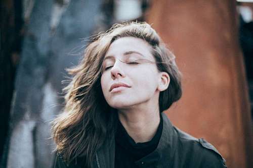 Retrato de una mujer joven con los ojos cerrados