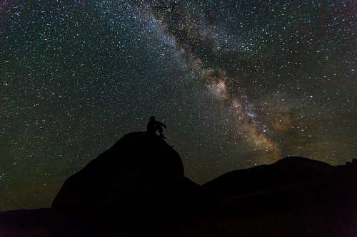excursionista Contemplando el universo