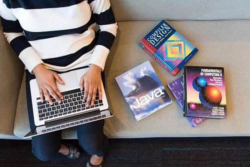 Mujer programando desde el sillon de su casa