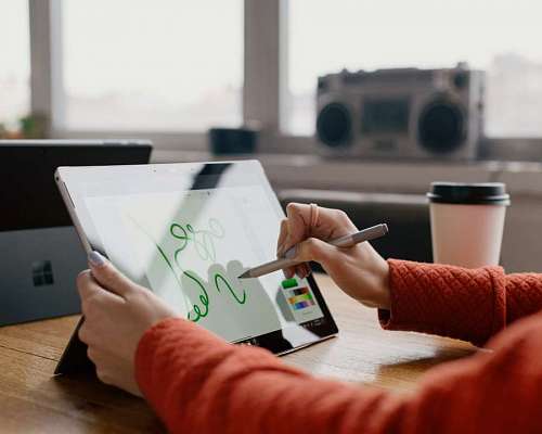 pc Diseñador trabajando con tableta desde su casa