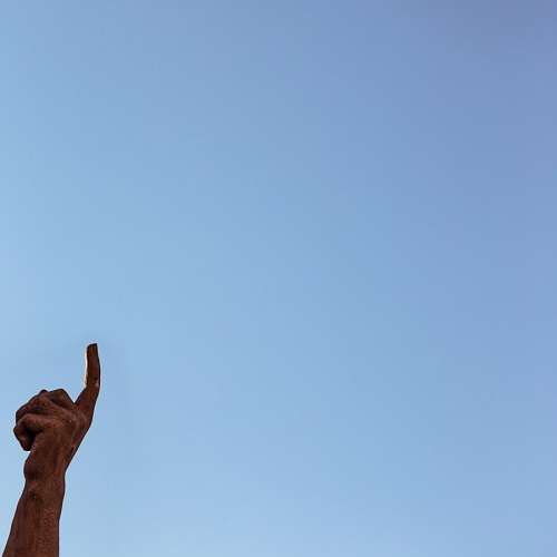 Mano señalando al cielo