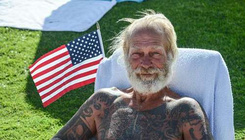 Hombre con bandera de USA en festejos del 4 de Julio