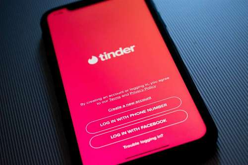 primer plano de una celular con una aplicación para citas por internet