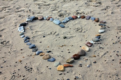 Imagenes en hd de amor Corazón formado con piedras sobre la arena 