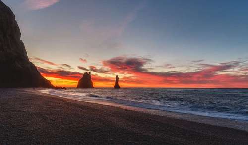 acantilado Paisaje de atardecer en una playa de Islandia