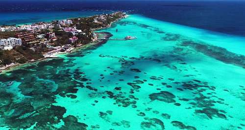 mexico vista aérea de la costa con parte de la zona hotelera de Cancun, Mexico, Caribe.