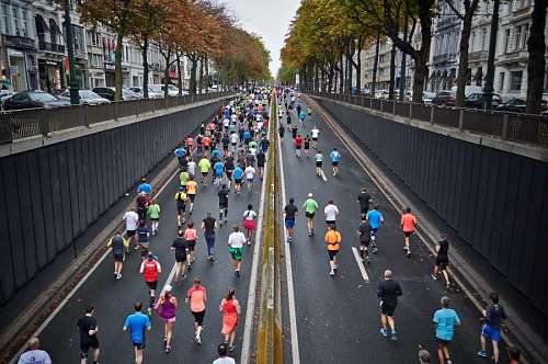 vista  aérea desde un puente de una maratón