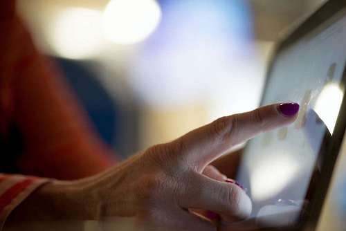 inalambrico Mujer adulta tocando pantalla tactil de tablet