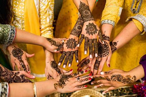 Manos de mujeres pintadas en India
