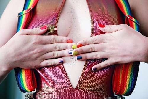 tocar Mujer con esmaltes de uñas multicolores