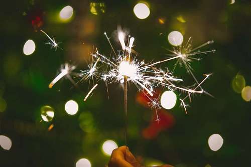 decoracion navidena Bengala encendida con bokeh de fondo