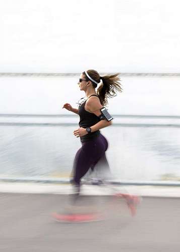 mujer haciendo running cerca de la costa