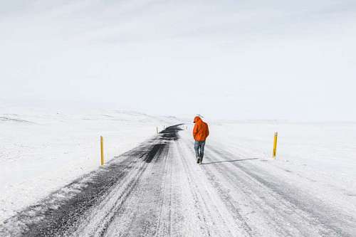 congelado Caminar en la nieve
