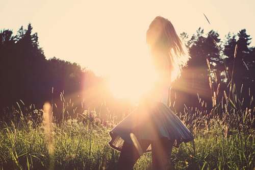 Mujer en el bosque al atardecer