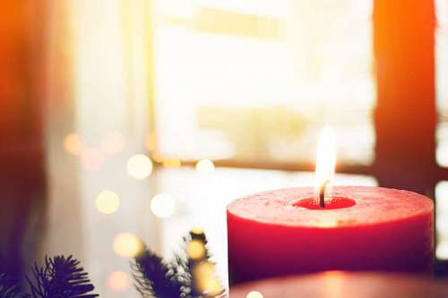 espacio de la copia Vela encendida con fondo navideño