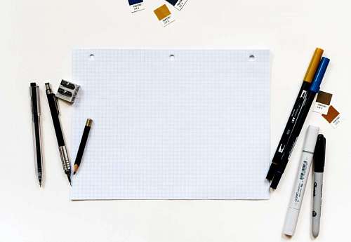 tecnico primer plano de materiales para dibujar con un fondo blanco