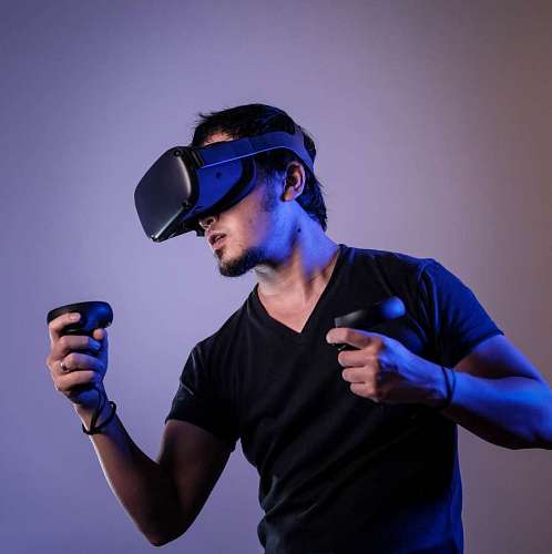 los anteojos Hombre usando gafas de realidad virtual