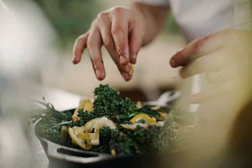primer plano de cocinera preparando deliciosos vegetales