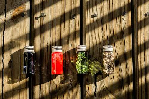 clave Varias botellas de vidrio de colores surtidos en la mesa